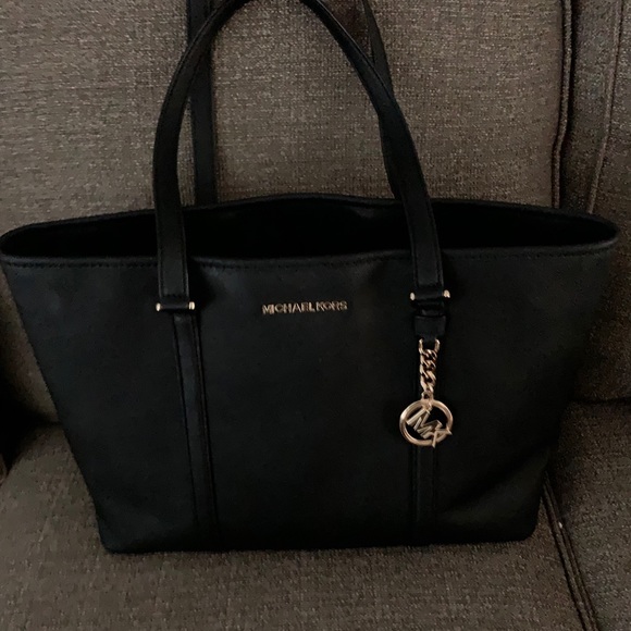 Michael Kors Handbags - AUTHENTIC LIKE NEW MICHAEL KORS TOTE